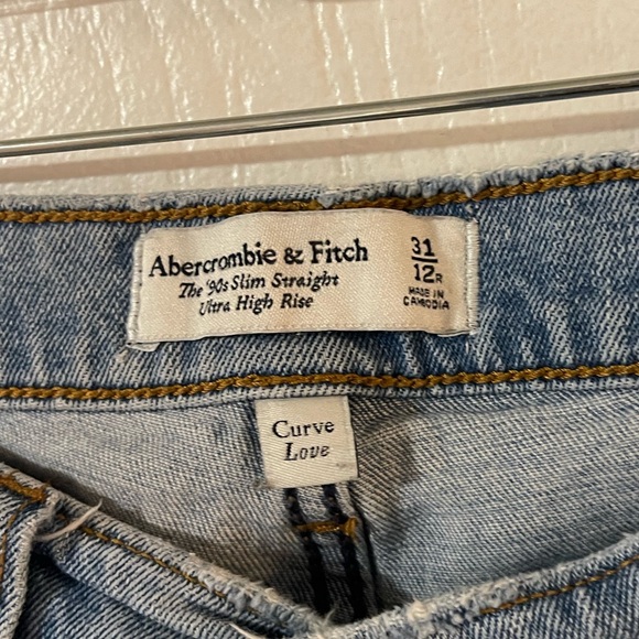Abercrombie Curve Love 90’s Ultra High Rise Slim Straight with Criss Cross Waist - Picture 4 of 5